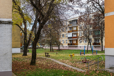 A városról szóló szövegekben többször is előkerül a betonrengeteg és rokonértelmű kifejezései, pedig valójában a kor többi, tervezett városához hasonlóan itt is szellős és emberi léptékű beépítések valósultak meg.