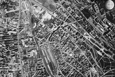 Légifotó, középen a Déli pályaudvar vágányai. Fenn a Vérmező részlete és a pályaudvar, innen indul az Alkotás utca. Ezt keresztezi alul a Hegyalja út, mellette a Gellért-hegy oldala és a már parkosított Tabán. A felvétel 1944. április 14-én készült. Forrá