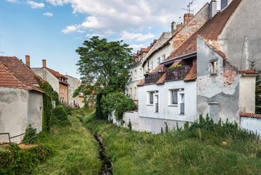 Az Ikva-patak Sopron központjához legközelebbi szakaszán, észrevétlenül elboltozva folyik az Ikvahíd utca alatt. Előtte és utána, egyelőre a kertek alatt kanyarog, a zsákutca jellegű szakaszon még ösvény sincs mellette.