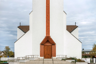 A rendszerváltás után megkezdődhetett az addig hiányzó templomok építése. Első és legnagyobb képviselőjük az 1991 és 1993 között épült Magyarok Nagyasszonya Római Katolikus Templom.