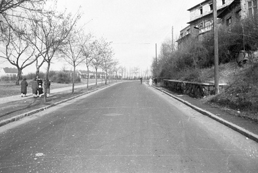 Hegyalja út a Budaörsi út irányából az Avar utca felé nézve, 1960. Forrás: Fortepan/UVATERV
