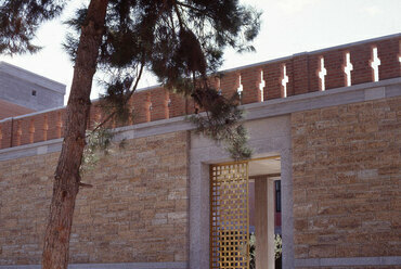 Bizánci Kultúra Múzeuma, Thesszaloniki (1993) – A múzeum bejárata az egyedi, fém kapuval. – Fotó: Panagiotis Panagiotidis/www.ktirio.gr