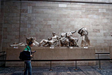 Az Elgin-márványok. Jelenleg a British Museum őrzi őket, esetleges visszaszolgáltatásukról több évtizede zajlik az egyeztetés Athénnal. Forrás: Wikimedia Commons