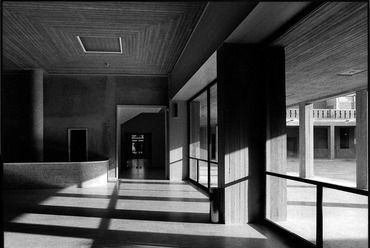 Bizánci Kultúra Múzeuma, Thesszaloniki (1993) – Az előcsarnok, szemben a ruhatár és az étterembe átvezető folyosó, amelyről a mellékhelyiségek nyílnak. Jobbra az átrium oszlopsora. – Fotó: Yiorgis Yerolymbos