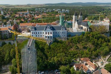 A közút tehermentesítésére létrejött térállványrendszer az érseki palota előtt, Fotók: Nagy Lajos, ÉpíTech 