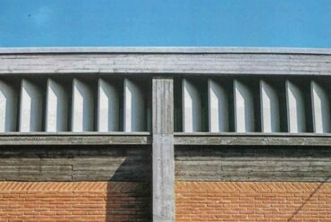 Bizánci Kultúra Múzeuma, Thesszaloniki (1993) – Anyagok a homlokzaton. A legfelső téglasor ferde rakása a belső terekben is visszaköszön. – Fotó: www.arxitex.gr