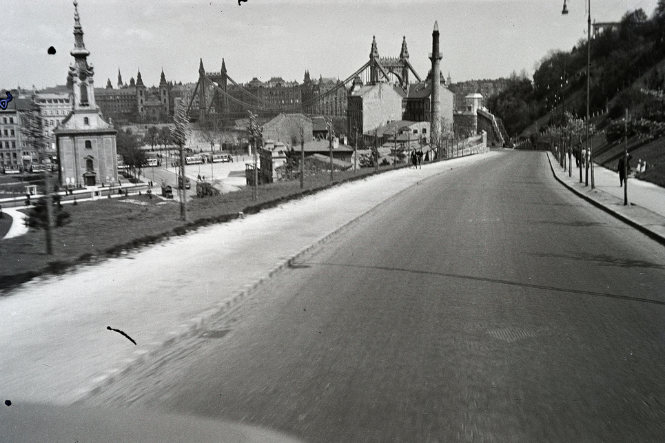 Hegyalja út, kilátás az Erzsébet híd felé. Balra a Szent Demeter szerb templom, jobbra a Rác fürdő, 1939. Forrás: Fortepan / Adelhardt Márta