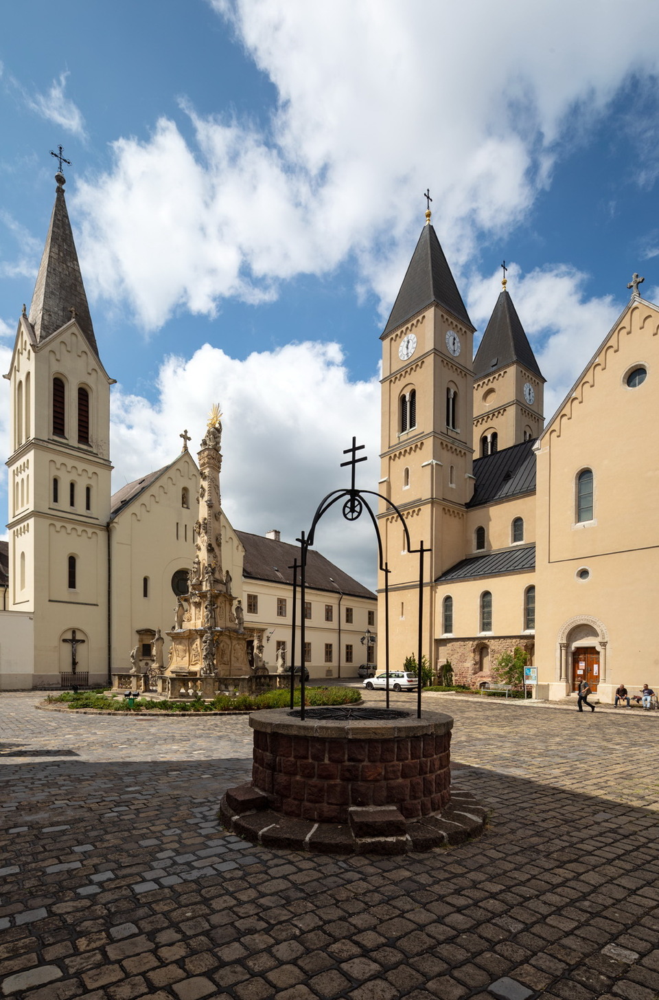 Veszprém, a székesegyház a ferences templommal, a Szentháromság-szoborral és a várkúttal az építészeti topográfiához készített fotósorozatból (fotó: F. Tóth Gábor, 2021) 