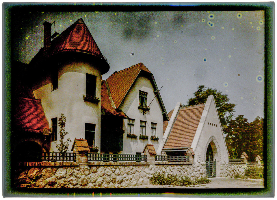 A városmajor utcai általános iskola és óvoda az 1910-es években. Autokróm. MÉM MDK Múzeumi Osztály