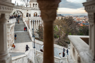 A neoromán stílusú, és természetesen kőből épült épületegyüttes és lépcső 1905-re készült el. A kor építészetének érdekessége, hogy ekkor már épült például Szeged csúcsmodern vasbeton víztornya.