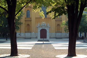 A Szentháromság tér 2004-ben, a tér felújítása után.