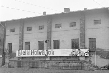 Orczy tér, Józsefvárosi pályaudvar. A Fővárosi Moziüzemi Vállalat (FŐMO) által forgalmazott film plakátja. 1968. Fortepan / FŐFOTÓ
