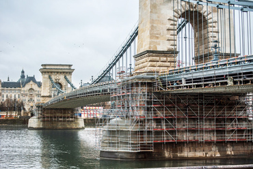 Az idei felújítás legnagyobb változása a vasbeton pályalemez cseréje, könnyebb acél szerkezetre. Ez a híd történetében immár másodszor csökkentette a szerkezet tömegét, ezúttal mintegy ötszáz tonnával.