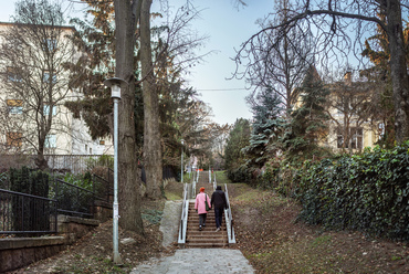 Az eddig látott lépcsők közül méretével emelkedik ki a Kissvábhegy oldalába felfutó Csaba utca. A megszakításokkal együtt bő négyszáz méter hosszú lépcsősor 85 métert emelkedik.