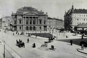 Blaha Lujza tér (ekkor a Népszínház utca és a Rákóczi út találkozása), a Népszínház (a későbbi Nemzeti Színház) épülete. A felvétel 1893-ban készült.  forrás: Fortepan / Budapest Főváros Levéltára / Klösz György fényképei
