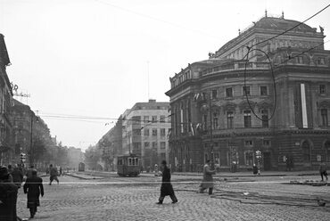 	Rákóczi út - Nagykörút kereszteződés. Blaha Lujza tér, a Nemzeti Színház és a Szabad Nép székháza az Erzsébet (Lenin) körút felől nézve. 1956. forrás: Fortepan / Nagy Gyula