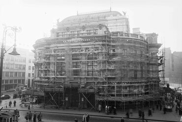 Blaha Lujza tér, a Nemzeti Színház felújítás alatt. 1957. forrás: Fortepan / UVATERV