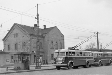 Baross utca, trolivégállomás az Orczy térnél a Baross villamoskocsiszín előtt, 1954. Forrás: Fortepan / Keveházi János