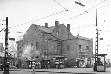 Baross utca az Orczy térnél, balra a Baross kocsiszín, jobbra a Fiumei (Mező Imre) út, 1962. Forrás: Fortepan / FŐMTERV