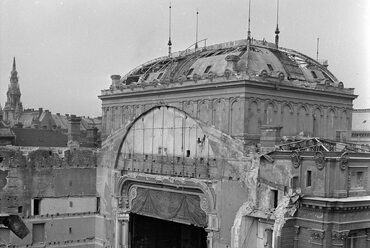 Blaha Lujza tér, a Nemzeti Színház bontása. 1965. forrás: Fortepan / Szalay Zoltán