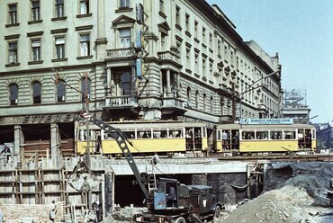 Blaha Lujza tér, szemben az EMKE ház és az Erzsébet (Lenin) körút. Az aluljáró épitkezése. 1966. forrás: Fortepan / FŐMTERV