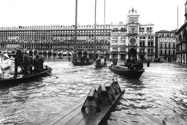 A Szent Márk tér, az 1966 november 4-ei árvíz során. Forrás: Creative Commons