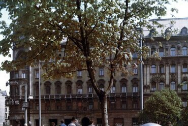 Blaha Lujza tér, háttérben a József körút házsora. 1973. forrás: Fortepan / Hlatky Katalin-Főkert