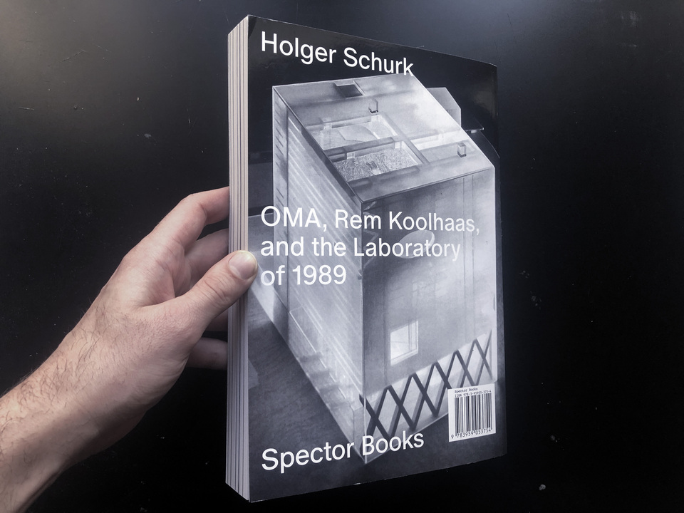 Holger Schurk: Project Without Form. Spector Books, Lipcse, 2022. 450 oldal, angol nyelven. Ár: 36 euro