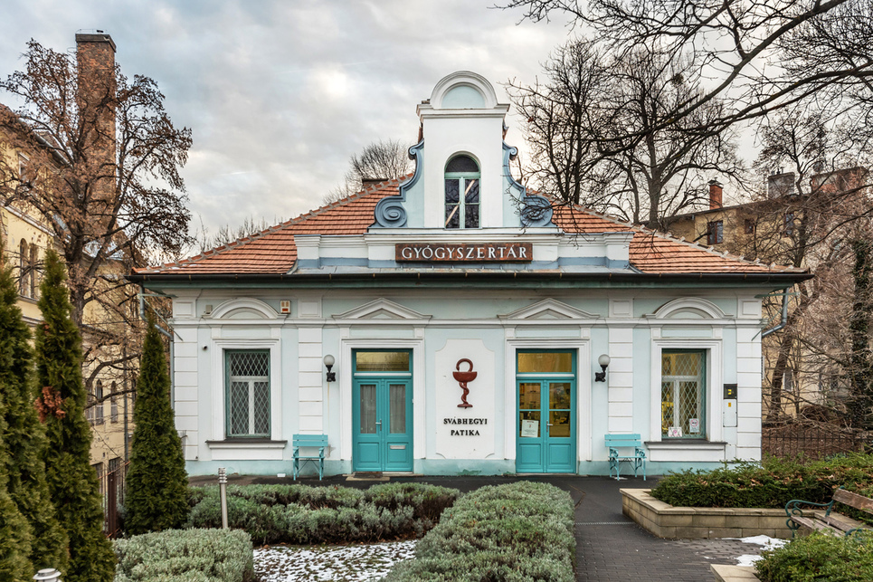 A jelenleg elhagyatottan álló szálló szomszédságában kis lakóház áll, ami az elmúlt években gyógyszertárként újult meg, gondosan megtartva az épület eredeti vonásait. Fotó: Gulyás Attila