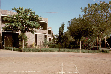 Az ahmadábádi IIM kampusza 1975-ben és 1985-ben. © Massachusetts Institute of Technology, courtesy of Peter Serenyi 