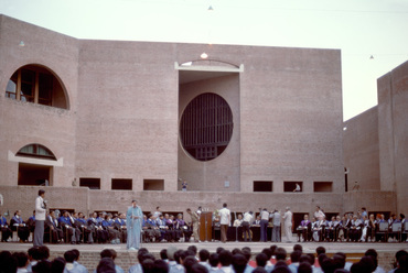 Az ahmadábádi IIM kampusza 1975-ben és 1985-ben. © Massachusetts Institute of Technology, courtesy of Peter Serenyi 