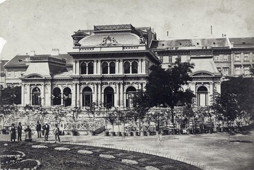 Erzsébet tér, a Kioszk épülete. A felvétel 1877 körül készült. A kép forrását kérjük így adja meg: Fortepan / Budapest Főváros Levéltára. Levéltári jelzet: HU.BFL.XV.19.d.1.05.035