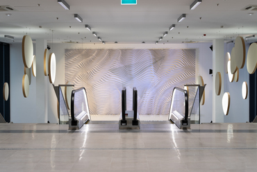 Liszt Ferenc Nemzetközi Repülőtér – belsőépítészeti tervezés és kivitelezés: DVM goup –  fali acéllemez-installáció koncepció- és gyártmányterv: S39 Hybrid Design –  fotó: Ludmann Dániel