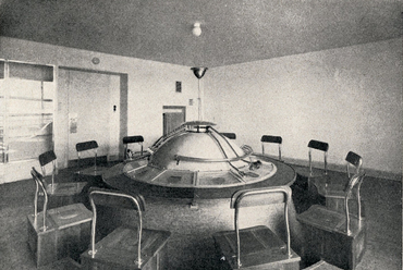 A tanműtő fölötti oktatóasztal a kémlelőnyílásokkal (TF 1942/12) Fotó: Borsos Imre.