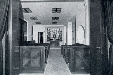 A kápolna a bejárat felől, háttérben a szegmensíves ál-apszis Sztehlo Lili üvegablakaival. (TF 1942/12) Fotó: Borsos Imre.