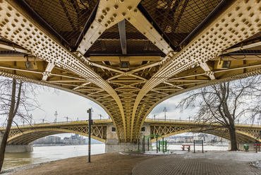 Új korszakot nyitott a Margit-híd 1900-ban elkészült leágazása, amely 70 méteres nyílással kötötte össze a szigetet az akkor 23 éve álló híd középső pillérével. Ez volt Budapest egyetlen hídszerkezete, amit 1945-ben nem robbantottak fel.