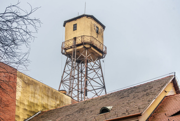 A könnyű acélszerkezetek teherbírásának látványos példája az egykori óbudai Goldberger Textilgyár víztornya. Az üzemi épület tetején álló szerkezet a gyár fénykorában, 1907-ben épült.
