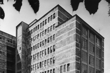 Az épülettömb a főbejárat felől már a mozaik nélkül, 1962-ben. Fotó: Juráncsik Norbert/Fortepan.