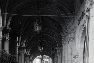 Klösz György ikonikussá vált képe a Drechsler kávéház teraszáról, 1896 körül. Forrás: BTM Kiscelli Múzeum fényképtára