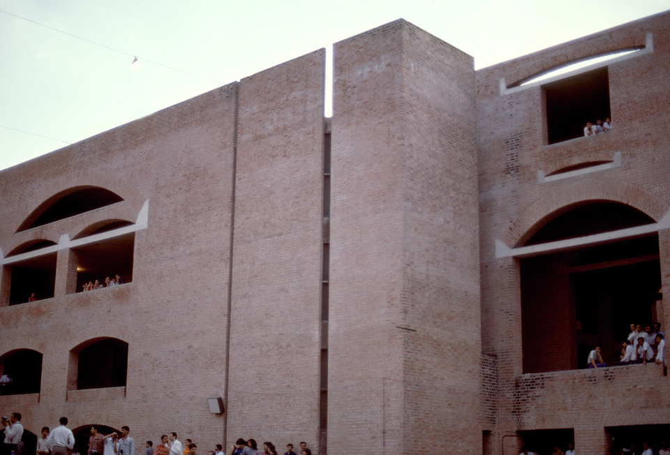 Az ahmadábádi IIM kampusza 1975-ben és 1985-ben. © Massachusetts Institute of Technology, courtesy of Peter Serenyi