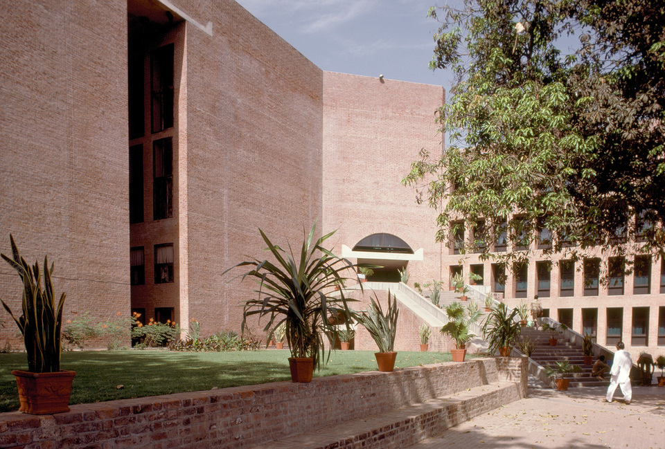 Az ahmadábádi IIM kampusza 1975-ben és 1985-ben. © Massachusetts Institute of Technology, courtesy of Peter Serenyi
