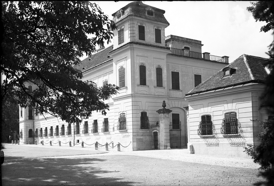 Tata, Esterházy-kastély (részlet), Fotó: Révhelyi Elemér, a Kuny Domokos Múzeum gyűjteményéből