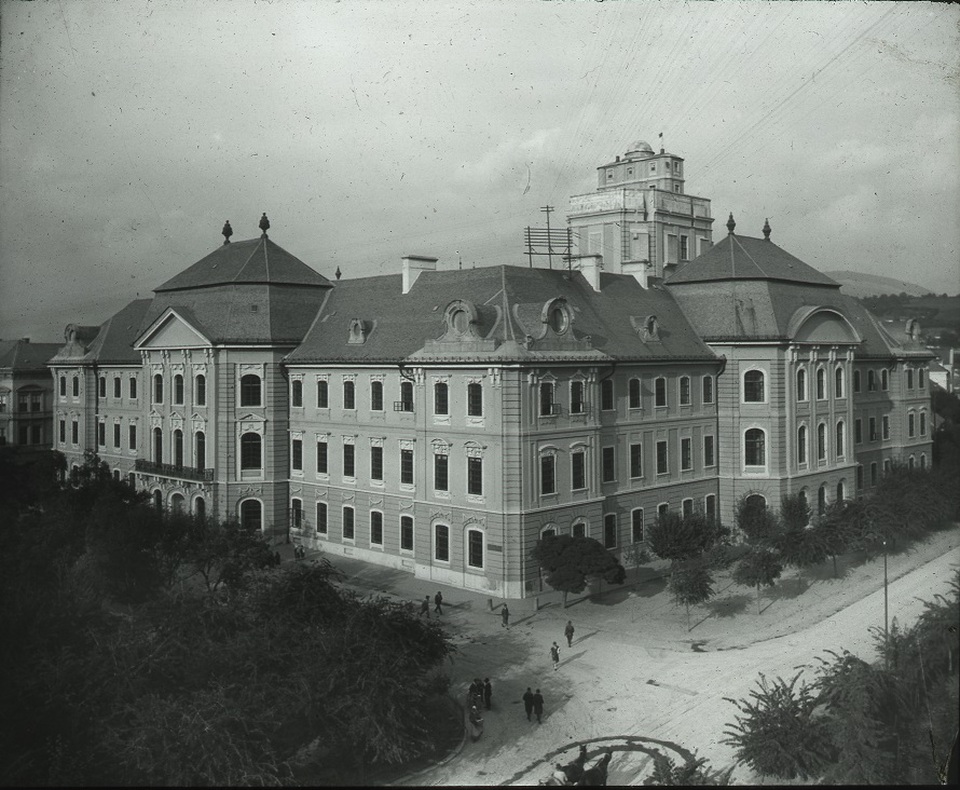 Az egri líceum épülete, Fotó: Révhelyi Elemér, a Kuny Domokos Múzeum gyűjteményéből