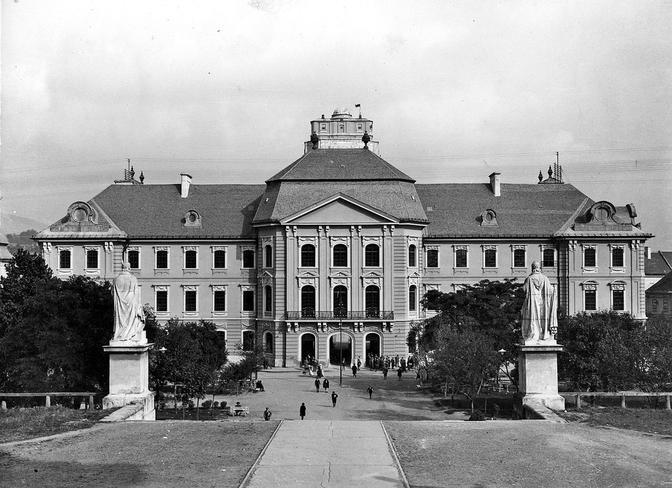 A egri líceum fő nézete a székesegyház felől, Fotó: Révhelyi Elemér, a Kuny Domokos Múzeum gyűjteményéből