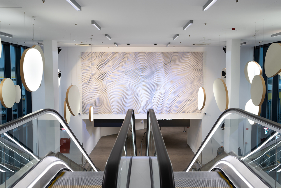 Liszt Ferenc Nemzetközi Repülőtér – belsőépítészeti tervezés és kivitelezés: DVM goup – fali acéllemez-installáció koncepció- és gyártmányterv: S39 Hybrid Design – fotó: Ludmann Dániel