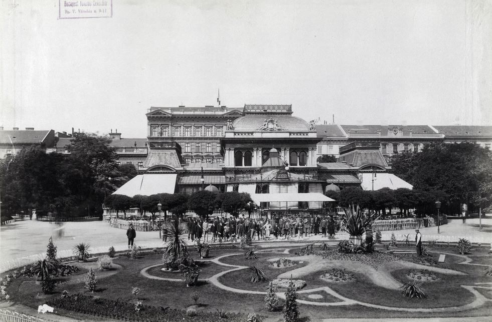 Erzsébet tér, a Kioszk épülete. A felvétel 1890 után készült. A kép forrását kérjük így adja meg: Fortepan / Budapest Főváros Levéltára. Levéltári jelzet: HU.BFL.XV.19.d.1.07.101