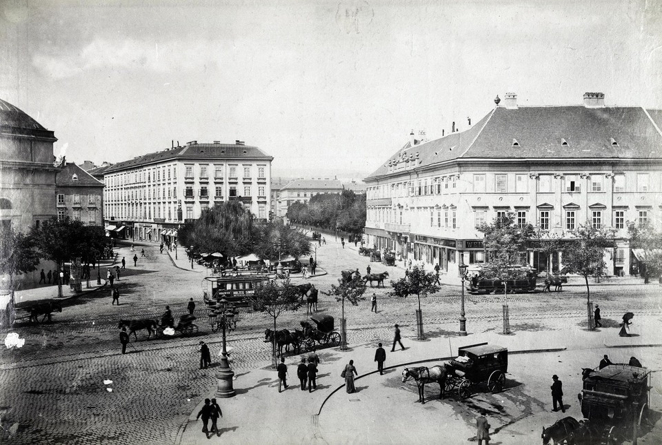 Deák Ferenc tér. A felvétel 1892-1895 között készült. A kép forrását kérjük így adja meg: Fortepan / Budapest Főváros Levéltára. Levéltári jelzet: HU.BFL.XV.19.d.1.08.040