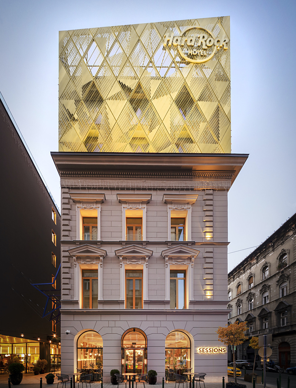 Hard Rock Hotel Budapest – generál építészeti tervezés: Stúdió’100 – homlokzati perforáció tervezése, megvalósulás támogatása: S39 Hybrid Design – fotó: Bujnovszky Tamás