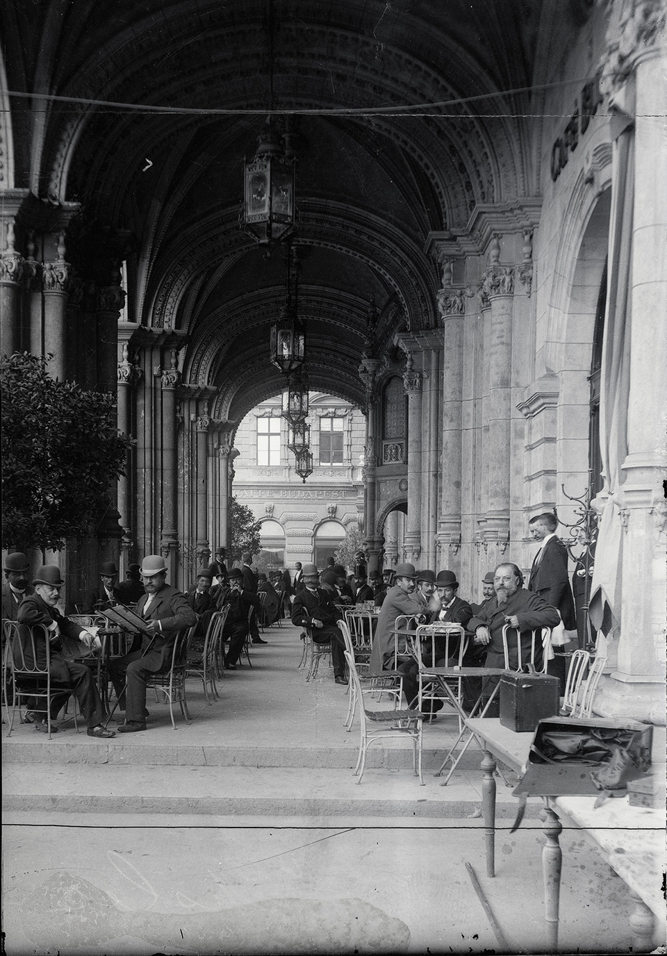 Klösz György ikonikussá vált képe a Drechsler kávéház teraszáról, 1896 körül. Forrás: BTM Kiscelli Múzeum fényképtára