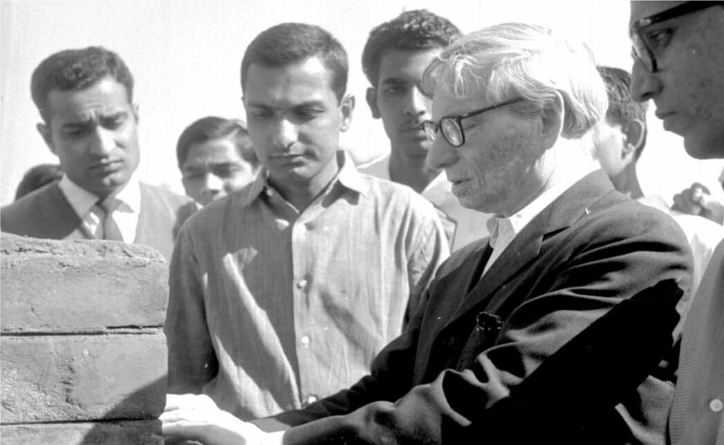 Balra B. V. Doshi, jobbra Louis Kahn, mögöttük a vélhetően a NID építészhallgatói. Forrás: Pinterest